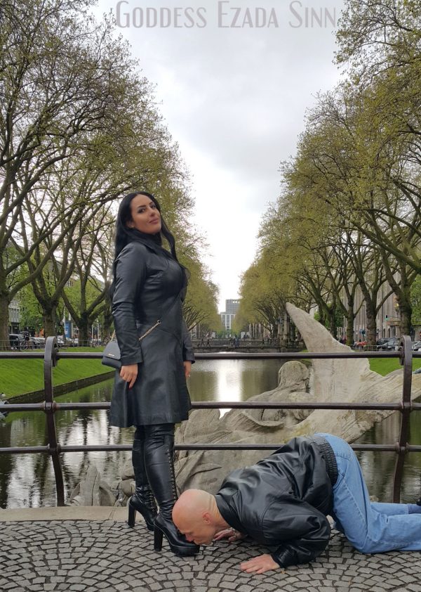 London Ezada Sinn