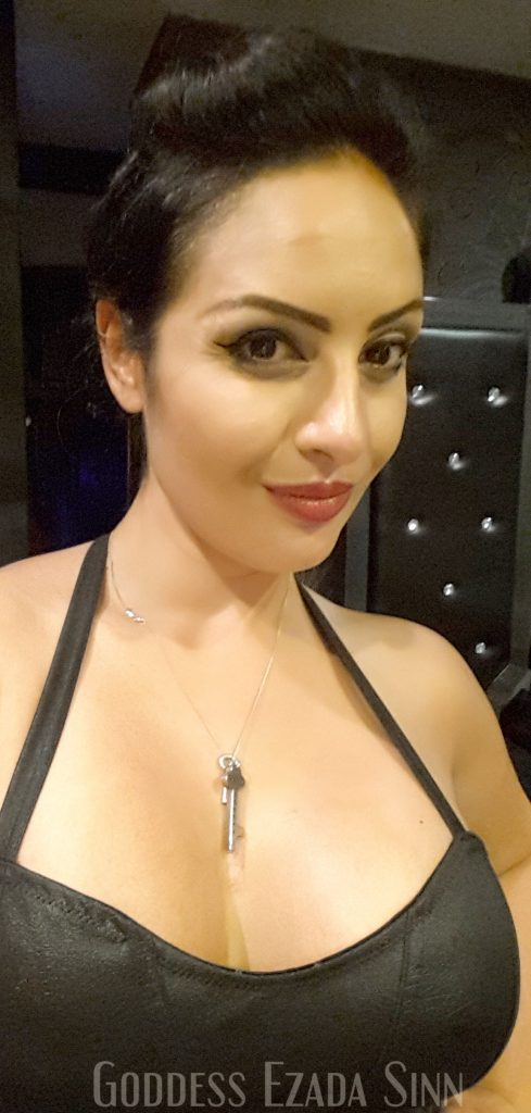 Ezada Sinn nuli slave